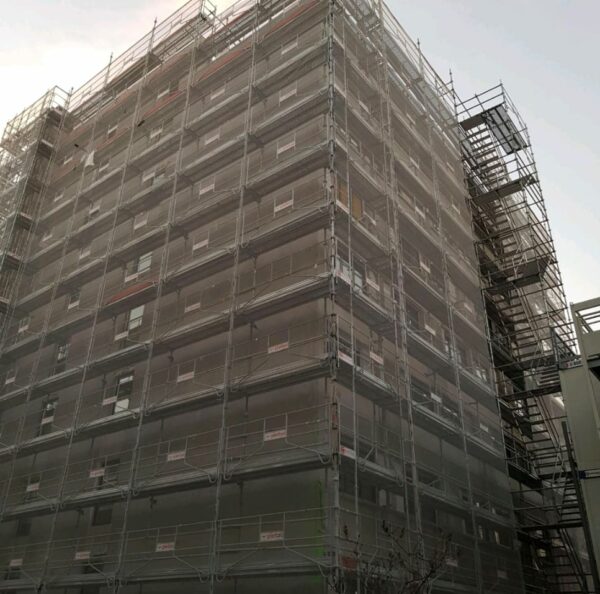 Chantier d'échafaudage professionnel Face à Face